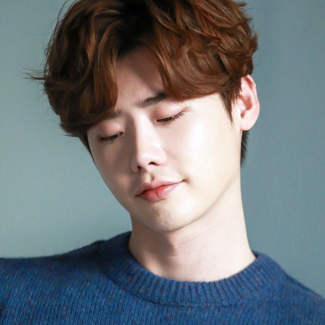 Diidolakan banyak orang karena ketampannya, Lee Jong Suk ternyata menganggap wajahnya biasa-biasa saja. Tapi justru itu yang menurutnya jadi keunggulannya sebagai aktor, karena lebih mudah berubah-ubah sesuai karakter yang diperankannya. Dengan wajah yang biasa ini, seperti kita mulai menggambar di kertas kosong, ujar Jong Suk seperti dikutip dari K Drama Stars. Foto: Instagram/@jongsuk0206