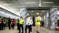 Jokowi yang mengenakan kemeja putih lengan panjang dan helm keselamatan itu juga didampingi oleh Menteri Perhubungan Budi Karya Sumadi, Gubernur DKI Jakarta Anies Baswedan dan Direktur Utama MRT Jakarta Willliam Sabandar. Foto: Rengga Sancaya/detikcom