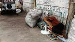 Bantaran Kali Tanah Abang Kembali Kumuh dengan Gubuk Liar