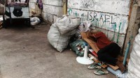 Ada juga yang menjadikannya sebagai tempat istirahat sementara. Mereka tidur dipinggir jalan hanya dengan beralaskan kardus bekas.