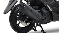 Dari segi tampilan, Nmax warna putih dan abu-abu di Eropa memiliki warna cover side boomerang shape berbeda dengan di Indonesia. Nmax putih dan abu-abu punya cover side boomerang shape-nya berwarna hitam. Foto: Dok. Yamaha
