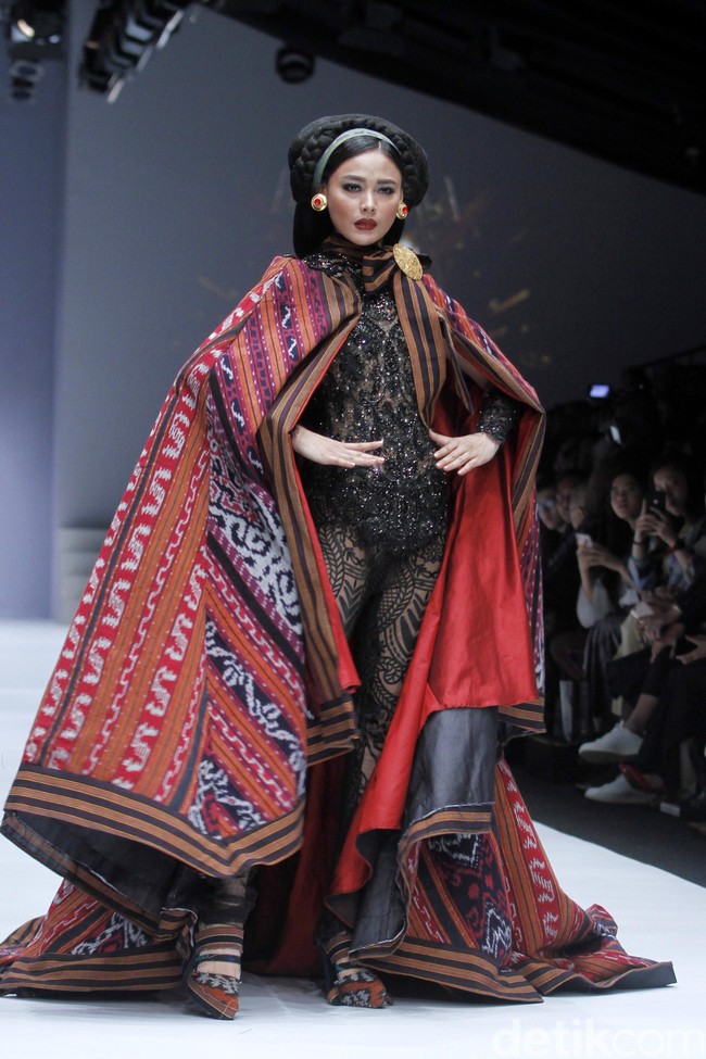 Anne Avantie merilis koleksi busana tenun dalam fashion show bertajuk Badai Pasti Berlalu, di Jakarta Fashion Week 2019, Senayan City, Jakarta, Selasa [23/10/2018]. Foto: Mohamamd Abduh/Wolipop