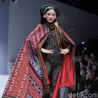 Anne Avantie merilis koleksi busana tenun dalam fashion show bertajuk Badai Pasti Berlalu, di Jakarta Fashion Week 2019, Senayan City, Jakarta, Selasa [23/10/2018]. Foto: Mohamamd Abduh/Wolipop