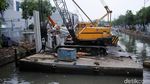 Pembangunan Turap Sungai Ciliwung Dikebut Siang Malam