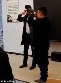 Tak Capai Target, Perusahaan China Ini Paksa Karyawannya Minum Air Kencing