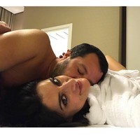 Bintang televisi ini jadi sensasi karena mengumumkan kandasnya hubungan asmara dengan Wakil Perdana Menteri Italia lewat unggahan Instagram. Postingan fotonya yang memperlihatkan keduanya berada di tempat tidur itu pun mendapatkan kritik. Foto: Instagram @elisaisoardi