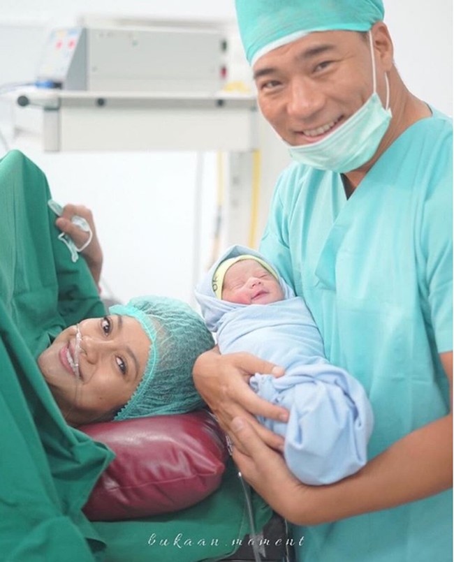 Rini Yulianti menikahi pria asal Korea Selatan bernama Michael Andrew Ha pada Juni 2014. Untuk bisa menikahi Rini, Michael rela pindah agama dan menjadi seorang mualaf. Foto: Instagram