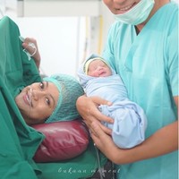 Rini Yulianti menikahi pria asal Korea Selatan bernama Michael Andrew Ha pada Juni 2014. Untuk bisa menikahi Rini, Michael rela pindah agama dan menjadi seorang mualaf. Foto: Instagram