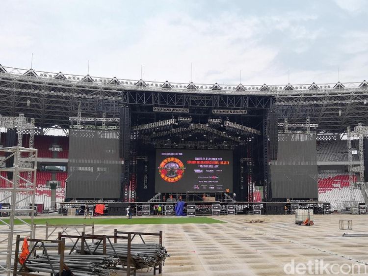 Melihat Megahnya Panggung Guns N Roses