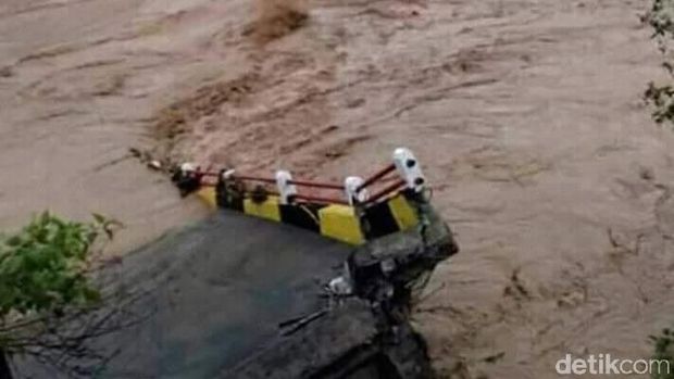 Banjir Bandang Terjang Tiga Kecamatan di Tasikmalaya