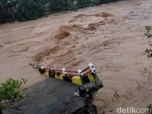 Putus Diterjang Banjir, Akses Cipatujah Dipasang Jembatan Bailey