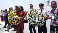 Tak hanya keluarga korban, sejumlah rekan sesama pilot dan pramugari dari Lion Group dan maskapai Lion Air tampak hadir untuk menabur bunga di perairan Laut Utara Karawang.