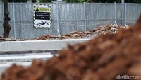 Demi keamanan, lokasi pembangunan turap dipasangi seng. 