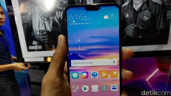 Salah satunya adalah mode eye comfort yang mengurangi radiasi sinar biru pada layar. Ada juga tampilan siang malam yang menyesuaikan intensitas cahaya lingkungan user Honor 8X berada. Foto: Muhamad Imron Rosyadi/detikINET