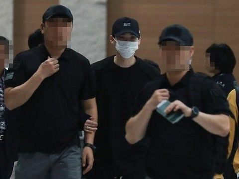 Lee Jong Suk saat tiba di bandara Incheon, Korea Selatan.