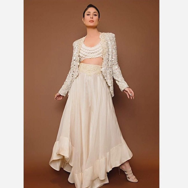 Sejak kembali langsing dan sukses menurunkan berat badannya hingga 16 kg, Kareena sering tampil percaya diri memamerkan tubuh indahnya. Foto: Dok. Instagram, Dok. Vogue