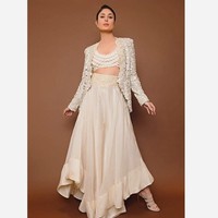 Sejak kembali langsing dan sukses menurunkan berat badannya hingga 16 kg, Kareena sering tampil percaya diri memamerkan tubuh indahnya. Foto: Dok. Instagram, Dok. Vogue