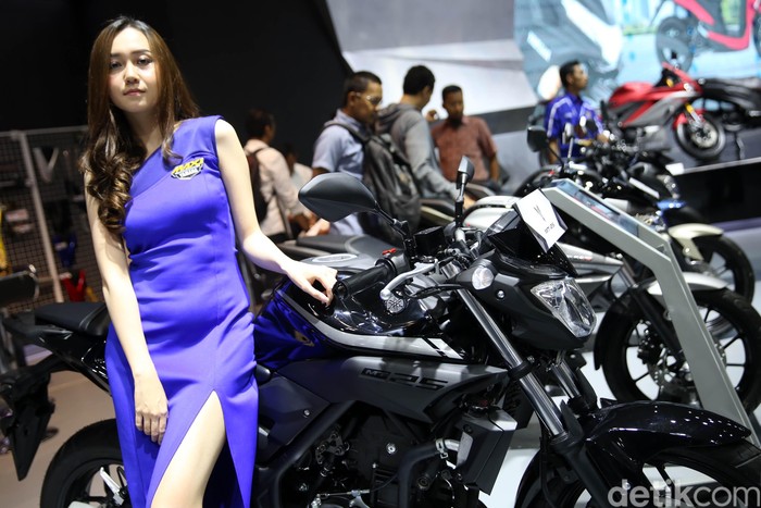 Usher Yamaha semakin tampil memesona di ajang pameran motor terbesar di Indonesia IMOS 2018. Yuk, intip pesona mereka di depan kamera.