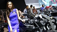 Pose usher Yamaha ini bikin semua mata di IMOS tertuju padanya.