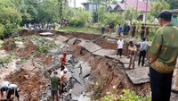 Akibatnya akses dan jalur transportasi ke 10 nagari putus total. Warga pun harus bergotong-royong guna membersihkan jalan yang amblas tersebut.