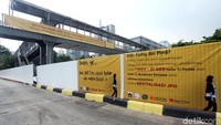 Sigit menambahkan, saat pengerjaan JPO Polda dan JPO Bundaran Senayan, layanan halte TransJakarta juga dialihkan ke JPO Gelora Bung Karno. Kemudian saat JPO Gelora Bung Karno dibongkar, penumpang TransJakarta diberi sarana pelican crossing di sisi selatan.