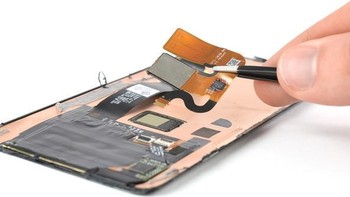 Sensor sidik jari di bawah layarnya dibuat oleh Goodix, dan tersimpan rapi di bawah panel AMOLED. Foto: Istimewa/iFixit