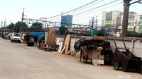 Beginilah penampakan kumuhnya sepanjang jalan Banjir Kanal Barat yang penuh dengan bangunan semi permanen.