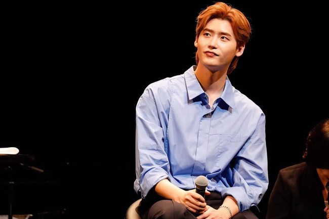 Menjadi bagian dari industri hiburan yang identik dengan pesta dan glamorama, Lee Jong Suk justru lebih suka menyendiri dan berkumpul dengan para sahabatnya di kafe. Foto: Instagram/@jongsuk0206