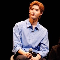 Menjadi bagian dari industri hiburan yang identik dengan pesta dan glamorama, Lee Jong Suk justru lebih suka menyendiri dan berkumpul dengan para sahabatnya di kafe. Foto: Instagram/@jongsuk0206