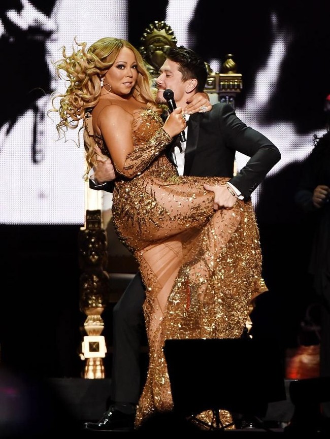 Walau berat badannya sempat naik, Mariah Carey tetap percaya diri beraksi di atas panggung dalam balutan gaun transparan. (Foto: Getty Images)