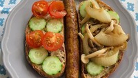 Dipadu dengan sausage dan daging serta sayuran, sourdough jadi tampak seperti open toast biasa. Tapi lebih mengenyangkan karena terbuat dari tepung gandum dan biji-bijian. Foto: Instagram annjoying 