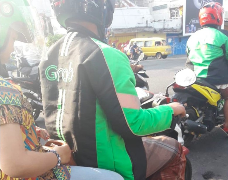 Driver Ojol  Ini Lupa Ganti Celana Demi Narik 