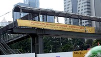 Plt Kadishub DKI Sigit Wijatmoko mengatakan, selama pembongkaran dan pemasangan material di Jalan Sudirman, lalu lintas di Jalan Sudirman akan dialihkan. Untuk kendaraan di Jalan Sudirman dari arah Blok M menuju utara Harmoni dan Slipi dialihkan melalui Jalan Pintu Gelora 1.