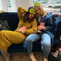 Gaya santai Priyanka Chopra memakai sweater dress warna kuning mustard usai menggelar pesta lajang. Ia tampak berpose dengan Sophie Turner yang tampil monokrom memakai jeans dan mantel biru. Foto: Instagram/@priyankachopra