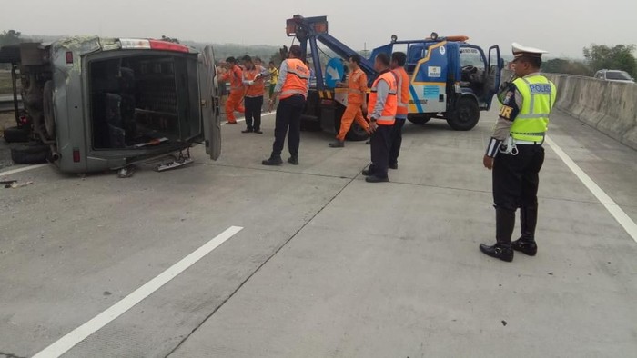 Minibus Angkut 13 Penumpang Terguling di Tol SuMo, Ini Penyebabnya