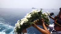 Sebuah karangan bunga nampak dilemparkan ke laut untuk mengenang para korban pesawat Lion Air PK-LQP.