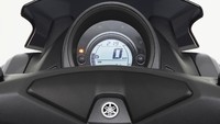 Nmax di Indonesia sudah pakai suspensi belakang tabung, sementara di Eropa masih suspensi belakang tanpa tabung. Di bagian speedometer Nmax di Eropa juga mengusung speedometer Nmax lama. Foto: Dok. Yamaha