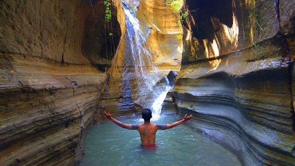 Curug Love memiliki tebing berkelok khas. Airnya juga jernih.  (Derry N/dTraveler)