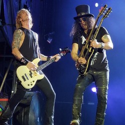 Heboh Guns N Roses Kibarkan Bendera Palestina saat Bawakan Civil War
