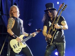Heboh Guns N Roses Kibarkan Bendera Palestina saat Bawakan Civil War