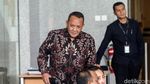 Ekspresi Eks Sekretaris MA Saat Penuhi Panggilan KPK