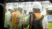 Presiden Jokowi menjajal mass rapid transit atau moda raya terpadu (MRT) Jakarta. 