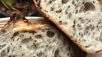 Jika inginkan rasa sourdough yang lebih beragam. Kamu bisa mencampur adonan sourdough dengan beberapa bijian. Nanti hasilnya seperti ini. Foto: Instagram svetlozara.ilieva