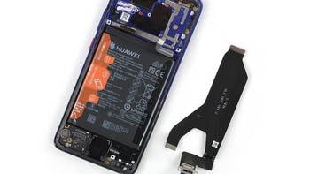 Sama seperti P20 Pro, port USB-C yang ada di bawah terhubung ke motherboard melalui kabel flex. Artinya, jika port itu rusak, tak perlu mengganti motherboard secara keseluruhan untuk memperbaikinya. Foto: Istimewa/iFixit