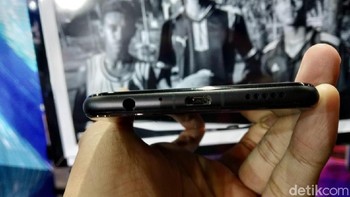 Penampakan port microUSB. Foto: Muhamad Imron Rosyadi/detikINET