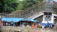 Ada yang mendirikan bangunan semi permanen untuk lapak dan warung dagangannya.