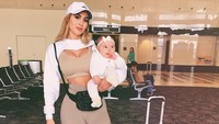Sejak punya bayi, hidup Hope memang berubah. Dia kerap mengajak bayinya berpergian. (Instagram/@hopeisabelhoward)