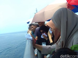 Tangis Keluarga Tabur Bunga di Lokasi Jatuhnya Lion Air