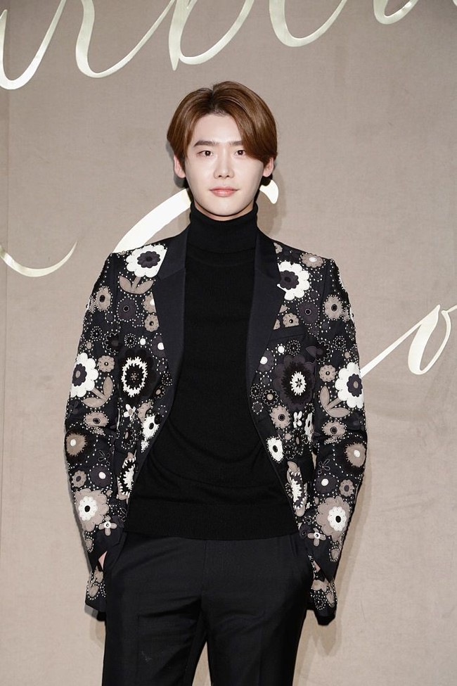 Lee Jong Suk beberapa kali menunjukkan keahliannya berakting laga di drama Korea, salah satunya ‘W: The Two Worlds’. Tidak heran, karena aktor 32 tahun ini adalah pemegang sabuk hitam taekwondo. Foto: Getty Images