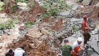 Banjir yang merendam wilayah Nagari Kumanis membuat jalan di daerah itu amblas sepanjang 40 meter. Beginilah kondisinya.